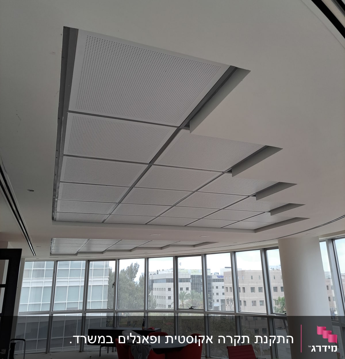 תקרת גבס עם לוחות מרובעים במשרד מודרני